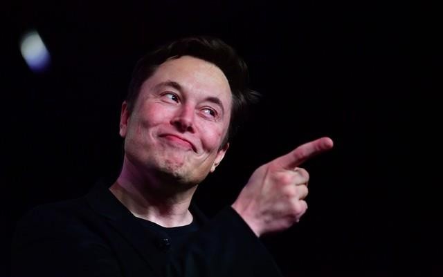 Elon Musk, chủ sở hữu của hai công ty công nghệ lớn đó là Tesla và SpaceX được biết đến là một “tín đồ” của iPhone. Ông thường xuyên nhắc tới "iPhone" hoặc "iPad" trong những cuộc trò chuyện của mình. Bên cạnh đó, Ashlee Vance, người viết tiểu sử cho Elon Musk, cũng đã đề cập tới việc thói quen sử dụng iPhone của ông. Ảnh: Getty.