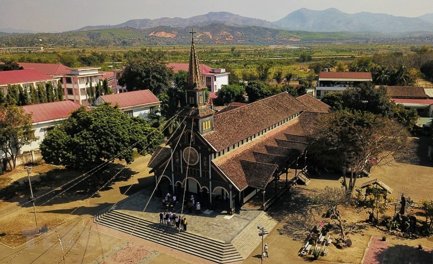  Nhà thờ chánh tòa Kon Tum (hay còn gọi là nhà thờ gỗ), nằm trên đường Nguyễn Huệ, thành phố Kon Tum, tỉnh Kon Tum, do các linh mục người Pháp khởi dựng năm 1913 được hoàn thành năm 1918. (Ảnh: Thành Đạt/TTXVN) 