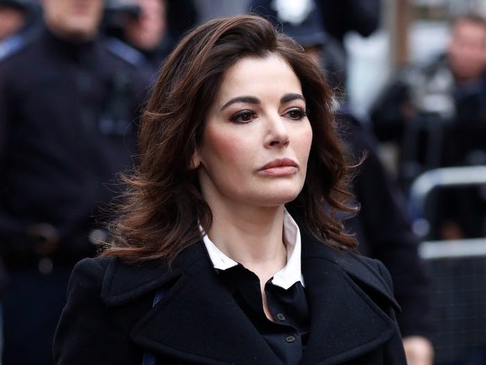 Nigella Lawson là nhà báo, nhân vật truyền hình, cây viết về thực phẩm nổi tiếng sở hữu tài sản khoảng 15 triệu USD. Cô có 2 người con từ cuộc hôn nhân đầu tiên và một con từ cuộc hôn nhân thứ hai ông trùm quảng cáo Charles Saatchi. "Tôi xác định rằng các con không nên có được sự đảm bảo về tài chính. Điều đó sẽ khiến chúng ỷ lại, không có động lực kiếm tiền", Lawson nói với tạp chí My Weekly của Anh năm 2008. Ảnh: AP.