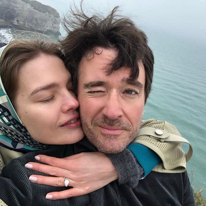  Natalia Vodianova - Antoine Arnault: Siêu mẫu Nga được doanh nhân người Pháp cầu hôn đầu năm nay sau gần một thập kỷ bên nhau. Trước đó, họ chung sống như vợ chồng, có với nhau hai con là Maxim (5 tuổi) và Roman (3 tuổi) dù chưa cưới. Vodianova được gọi là "người mẫu may mắn nhất thế giới" vì sau khi yêu Arnault, cô sống giàu sang sung túc mà không cần đi làm vất vả. 