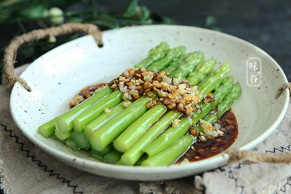 Nguyên liệu: 10 ngọn măng tây, 4 tép tỏi, 2 muỗng nước tương, 1 muỗng dầu hào, 1 muỗng cà phê đường, một chút muối