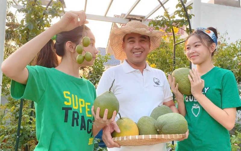 MC Quyền Linh chia sẻ những bức ảnh chăm chỉ làm nông, chăm cây, hái quả với hai con gái và vợ trong khu vườn nhà mình. Nam MC nói: "Mùa dịch ở làm gì? Linh cũng đang tự cách ly nên chỉ ở nhà chăn vịt, chăm vườn, không có làm MC hay diễn viên gì hết!".