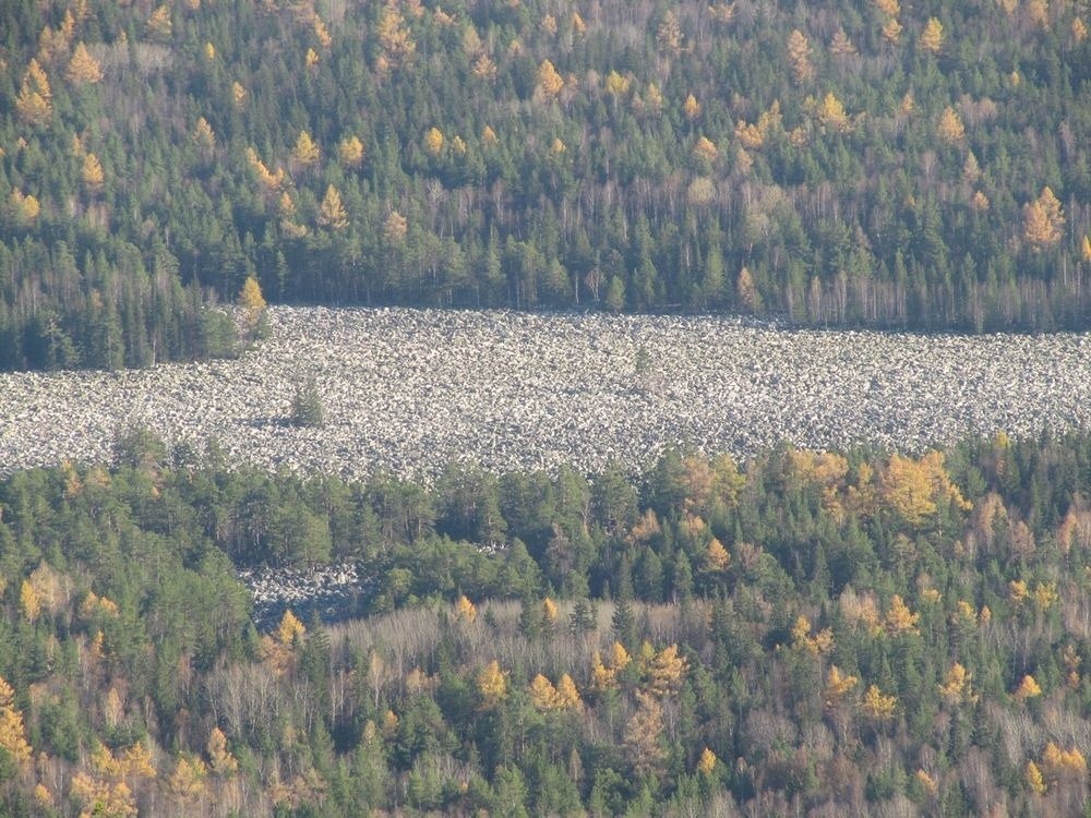 Big Stone là tên một dòng sông kỳ lạ, dài 6 km, rộng 200 m, nằm ở Chelyabinsk Oblast, Nga. Ảnh: Mountainsfoto.