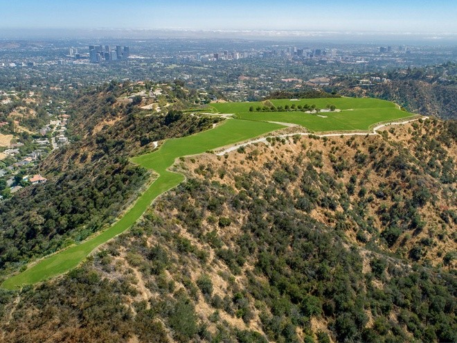  The Mountain nằm ở trên đỉnh cao nhất của Beverly Hills, California, có diện tích hơn 635.000 m2 với tầm nhìn đắc địa ra toàn thành phố Los Angeles và Thái Bình Dương, theo NBC Los Angeles.