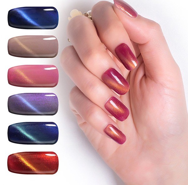 Cái tên nói đặc điểm của mẫu nail này, sơn mắt mèo là những hiệu ứng vệt sáng ánh lên từ nền đá ánh nhũ lấp lánh, làm người ta liên tưởng đến màu móng mắt của con mèo. Với hiệu ứng này, vẻ quyến rũ, sự huyền bí của người phụ nữ càng tăng thêm trong mắt bất cứ ai. Chính bởi nguyên do này mà kiểu nail mắt mèo nghiễm nhiên trở thành một item không thể thiếu làm nên vẻ đẹp của phái nữ. Tổng hợp những mẫu nail mắt mèo được ưa chuộng nhất hiện nay Thông thường, mèo có đôi mắt màu xanh lá cây bí ẩn, màu vàng quyến rũ và màu nâu cuốn hút. Do vậy những sắc thái này là phổ biến nhất khi thực hiện làm nail mắt mèo. Mẫu nail mắt mèo màu xanh Mẫu nail mắt mèo xanh đậm có vệt sáng ánh xanh lá mạ trên nền móng dáng vuông dài làm đôi bàn tay trông thêm phần thanh thoát và quyến rũ. Hơn nữa, sắc xanh rất phù hợp cho những nàng sở hữu làn da trắng sáng, làm tôn lên ngón tay dài thon gọn. Đừng quên sơn một lớp sơn lót bảo vệ móng trước khi bạn chọn màu sơn móng mắt mèo, và hút những hạt kim loại có trong sơn từ bút nam châm lúc sơn còn ướt nhé!