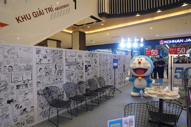 Một góc của không gian sự kiện mừng sinh nhật lần thứ 50 của nhân vật Doraemon   Đến với chuỗi sự kiện này, người hâm mộ Doraemon sẽ được đắm chìm trong thế giới của Doraemon với những hoạt động đầy cảm xúc. Bạn sẽ bị thu hút bởi mô hình Doraemon khổng lồ từ Nhật Bản, hoặc có thể tranh thủ “hoá thân” thành cậu bạn bốn mắt Nobita tại “bức tường ký ức”.  Tại sự kiện, công chúng cũng được nhìn lại những khoảnh khắc “để đời” đã gắn liền với thời thơ ấu với hàng triệu người hâm mộ. Nhiều độc giả đã rất phấn khích khi tìm thấy bộ sưu tập truyện tranh Doraemon cực “đồ sộ” trong góc đọc truyện miễn phí.   Bạn Ngọc Yến (Quận Bình Tân, TP.HCM), một fan ruột của bộ truyện Doraemon cho biết: “Thật hạnh phúc khi tìm lại những tập sách xưa - những ký ức mà mình tưởng như đã bị đánh mất từ lâu”.  