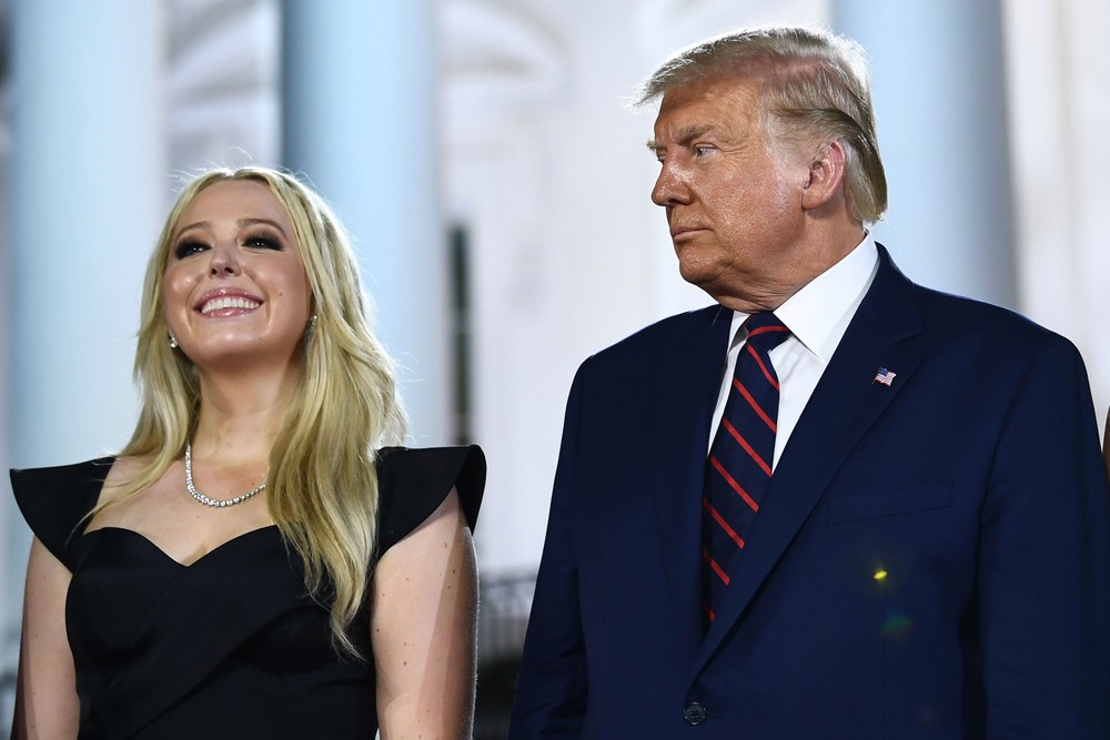 Ông Donald Trump kết hôn 3 lần và có 5 con. Tiffany Trump là người con duy nhất của tổng thống Mỹ đương nhiệm với vợ thứ hai - bà Marla Maples. Theo SCMP, Tiffany thường nói lời cảm ơn cha trên mạng xã hội vì sự chỉ dạy ông dành cho cô. Tuy nhiên, theo các nguồn tin thân cận với gia đình Trump, Tiffany không được cha yêu thương như những đứa con khác của ông. Ảnh: AFP.