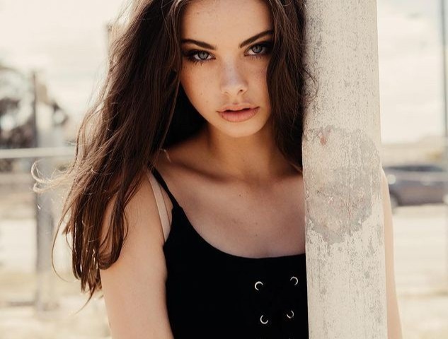 Meika Woollard (sinh năm 2004) là người mẫu Australia nổi tiếng với gần 500.000 follower trên mạng xã hội. Woollard đã làm việc cho nhiều thương hiệu lớn và nổi tiếng như Target Sudo, Life, Witchery, Bardot Jr...