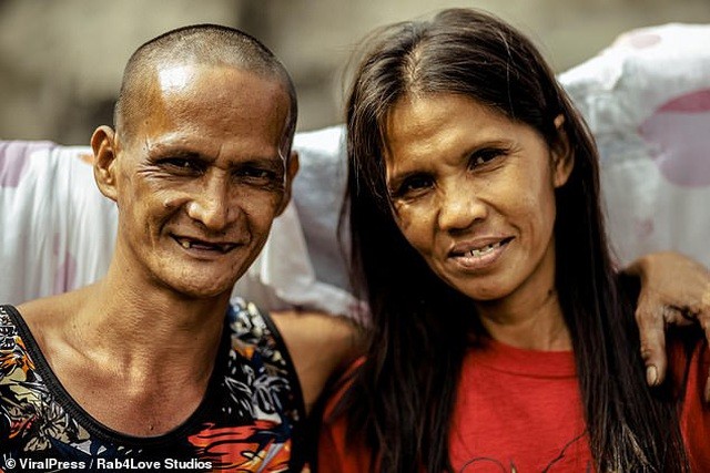 Rosalyn Ferrer và Rommel Basco sinh sống tại Philippines, họ là 1 cặp đôi bình thường làm công việc nhặt rác để tồn tại qua ngày. Bên nhau 24 năm, Rosalyn Ferrer và Rommel Basco đã có 6 người con. Vì gia đình đông đúc, họ liên tục phải sống trong cảnh nghèo đói.