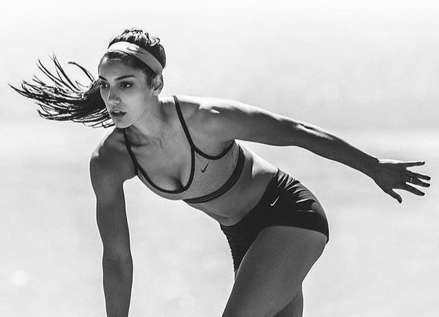 Allison Stokke Fowler là vận động viên nhảy sào nổi tiếng đến từ California, Mỹ. Sớm bộc lộ tài năng thể thao, cô luyện tập và thi đấu chuyên nghiệp từ khi còn nhỏ. Từ những năm trung học, Allison đã phá đổ nhiều kỷ lục và giành các giải thưởng quốc gia.