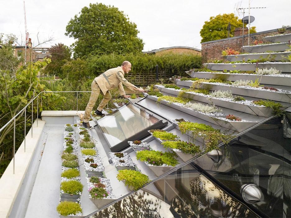 Căn nhà có tên là Garden House có 2 tầng nằm trong khu De Beauvoir, London, Anh. Công trình do công ty kiến trúc Hayhurts and Co xây dựng cho cặp đôi thiết kế đồ da nổi tiếng Whitaker và Malem. Điểm ấn tượng nhất của căn nhà chính là không gian vườn xinh xắn, độc đáo ở trên mái.