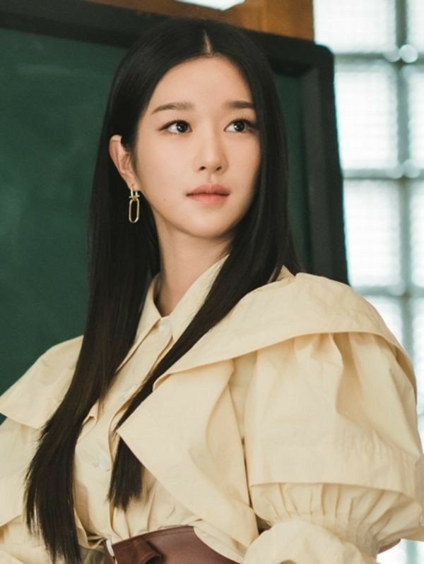  Seo Ye Ji: Nữ diễn viên Điên thì có sao bị Dispatch tố là người điều khiển Kim Jung Hyun, khiến anh cư xử lạnh nhạt với Seo Hyun trong khi quay phim Time (2018). Không lâu sau đó, Seo Ye Ji thừa nhận cô từng hẹn hò với nam diễn viên họ Kim nhưng không phải là người gây ra hành vi thô lỗ của anh. Lời giải thích của Seo Ye Ji không nhận được sự cảm thông của khán giả, ngược lại, cô còn bị tẩy chay, chỉ trích nặng nề hơn chỉ sau một đêm.