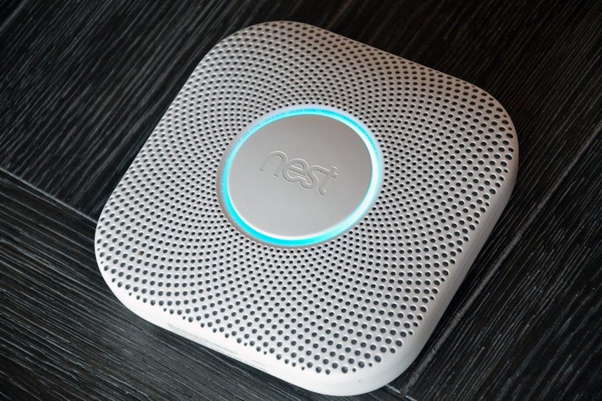  Google Nest Protect Smoke là phiên bản cải tiến với cảm biến Split-Spectrum tự động kiểm tra lượng khí CO, có thể sử dụng được hơn 10 năm. Ngoài ra, thiết bị có hộp đèn RGB 3 chế độ khác nhau hiển thị tình trạng không khí trong phòng. Không như các cảm biến khói khác, Nest Protect đưa thông báo bằng lời nói thay vì tiếng cảnh báo chói tai. Với thuật toán tùy chỉnh và cảm biến độ ẩm, thiết bị này hạn chế tình trạng nhận sai nguồn khói, dẫn đến báo động giả. Máy hiện có giá khoảng 2,8 triệu đồng. Ảnh: Smart Homekit.