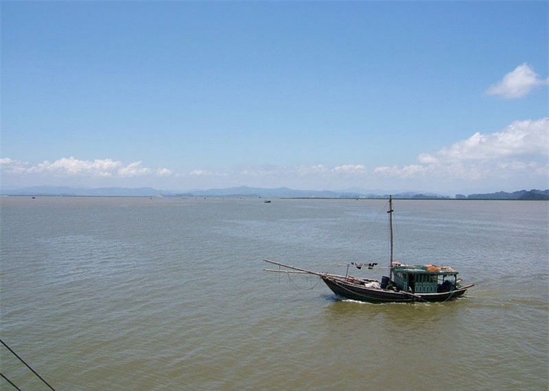   Sông Bạch Đằng chảy giữa thị xã Quảng Yên (Quảng Ninh) và huyện Thủy Nguyên (Hải Phòng). Ảnh: Viethavvh.