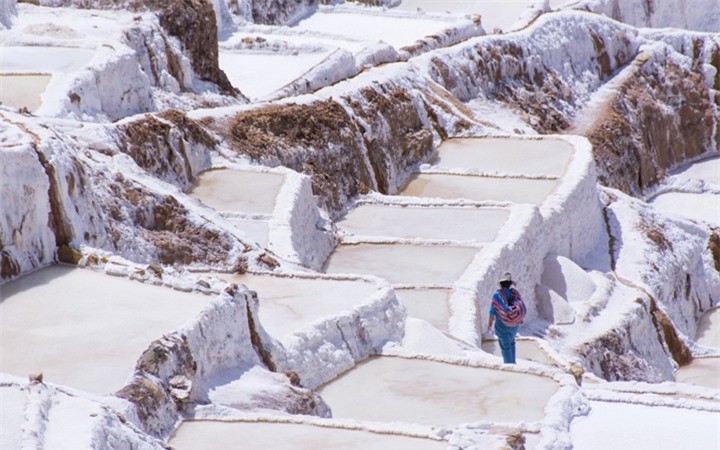 Những cánh đồng muối trên thế giới thường nằm gần biển nhưng đồng muối Maras ở Peru nằm ở độ cao 3.000 m trên dãy núi Andes. (Ảnh: SCMP)