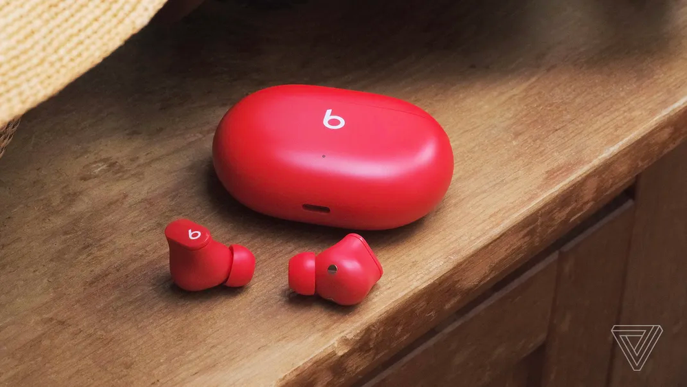 Beats Studio Buds có củ tai dạng nhét (in-ear) giống AirPods Pro nhưng phần thân không nhô ra, giúp tai nghe nhỏ gọn hơn. Theo 9to5mac, đây là mẫu tai nghe có kích thước bé nhất mang thương hiệu Beats, mỗi củ tai nặng 5,1 g, nhẹ hơn Powerbeats Pro hay một số tai nghe của Samsung, Anker. Ảnh: The Verge.