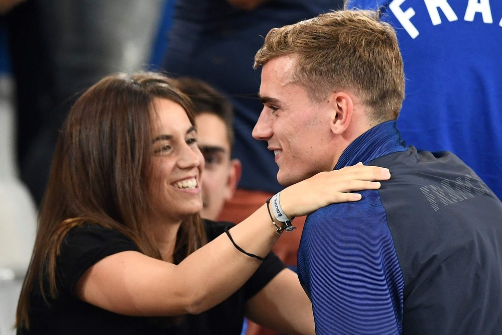 Tiền đạo Antoine Griezmann, người có biệt danh "Hoàng tử bé" của đội tuyển Pháp, nên duyên với người vợ Erika Choperena từ khi anh còn là tên tuổi chưa nổi trong làng túc cầu. Cả hai gặp nhau khi Griezmann 17 tuổi, đang thi đấu cho đội Real Sociedad tại Tây Ban Nha.