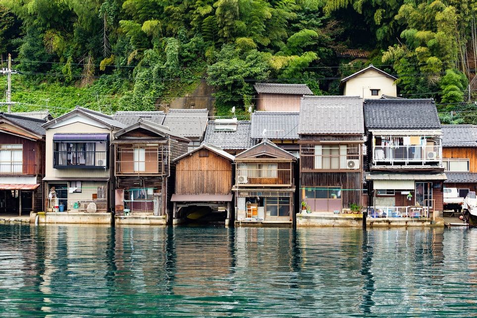 Ngôi làng đánh cá nhỏ được mệnh danh là Venice của Nhật Bản nằm ở vịnh Ine (Kyoto, Nhật Bản). Hàng trăm nhà thuyền cổ kính với lối kiến trúc đặc biệt nổi trên mặt nước sẽ đưa du khách đến với trải nghiệm khó quên khi lạc giữa thiên nhiên hùng vĩ. Ảnh: The Travel. 