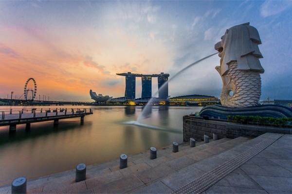 Du lịch Singapore mà không ghé thăm tượng Merlion thì coi như chưa “check-in” Singapore. Bức tượng sư tử biển được đặt tên là Merlion - một sinh vật tưởng tượng nhưng thực ra là một danh vật truyền thống trong truyền thuyết phương Tây mô tả một sinh vật có đầu sư tử và thân của một con cá. Merlion đã trở thành biểu tượng của quốc gia Singapore. 