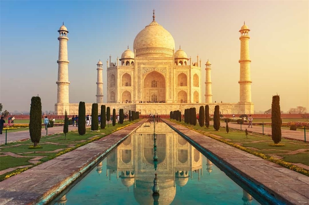 Đền Taj Mahal (Ấn Độ): Là một trong những kỳ quan nổi tiếng của thế giới được UNESCO công nhận, đến tham quan đền Taj Mahal du khách có thể thoải mái chụp ảnh từ bên ngoài công trình. Nhưng bạn có để ý rằng rất khó để có thể tìm thấy những bức ảnh về nội thất bên trong của nó. Lý do rất đơn giản, khách du lịch phải để lại tất cả đồ đạc của họ, bao gồm cả thức ăn và máy ảnh ở cửa trước khi vào đài tưởng niệm.