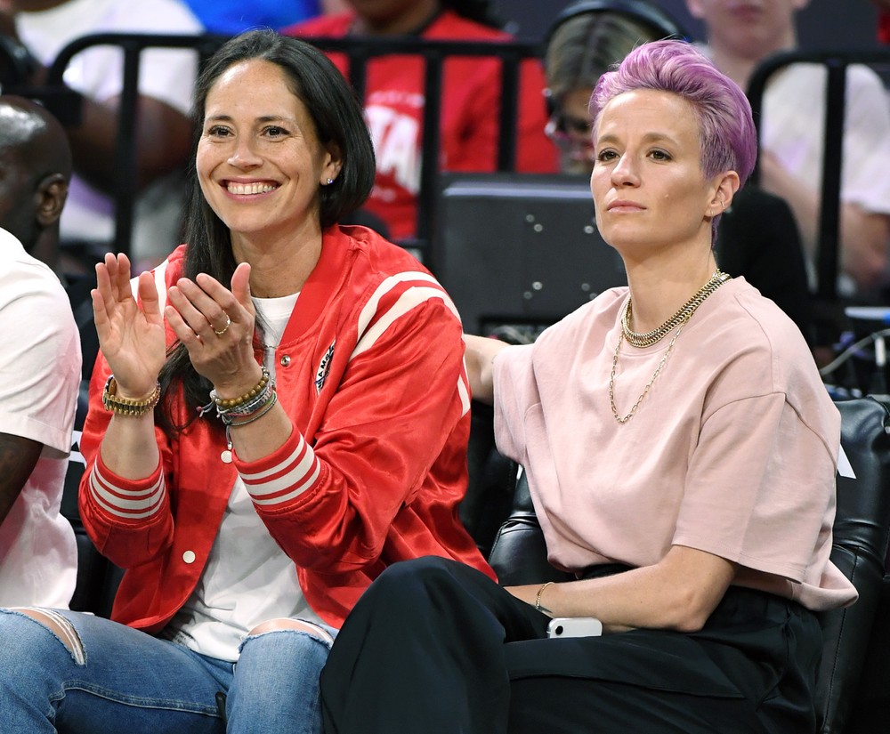 Suzanne Brigit Bird (40 tuổi, trái) và Megan Rapinoe (35 tuổi) được mệnh danh là một trong những cặp đôi quyền lực của làng thể thao thế giới, theo Independent UK. Họ không chỉ là những cầu thủ xuất sắc ở môn thể thao của mình, mà còn là các nhà hoạt động LGBTQ+ nổi tiếng. Ảnh: Ethan Miller.