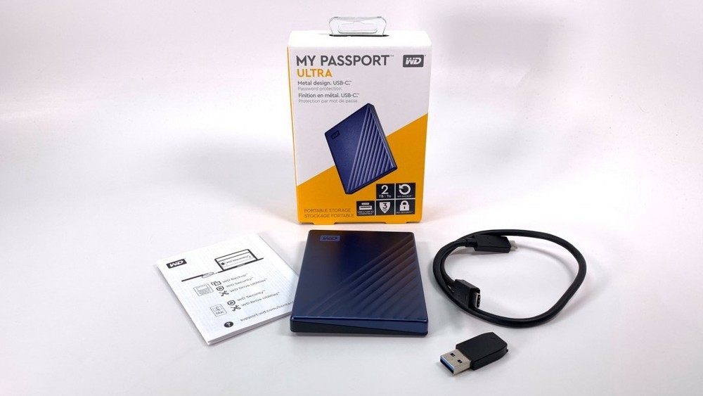  WD My Passport Ultra có vỏ ngoài làm bằng kim loại, nhiều màu sắc như xanh dương, bạc và vàng, cổng USB-C tối ưu cho MacBook, iPad hoặc laptop Windows đời mới. Thiết bị hỗ trợ phần mềm sao lưu và bảo vệ bằng mật khẩu. Tốc độ của My Passport Ultra được đánh giá trung bình do sử dụng ổ cứng loại HDD, tuy nhiên dung lượng lớn cho phép người dùng lưu nhiều dữ liệu và không thường truy cập. Giá bán cho phiên bản 2 TB của My Passport Ultra là 2,8-3,1 triệu đồng. Ảnh: MacSources.