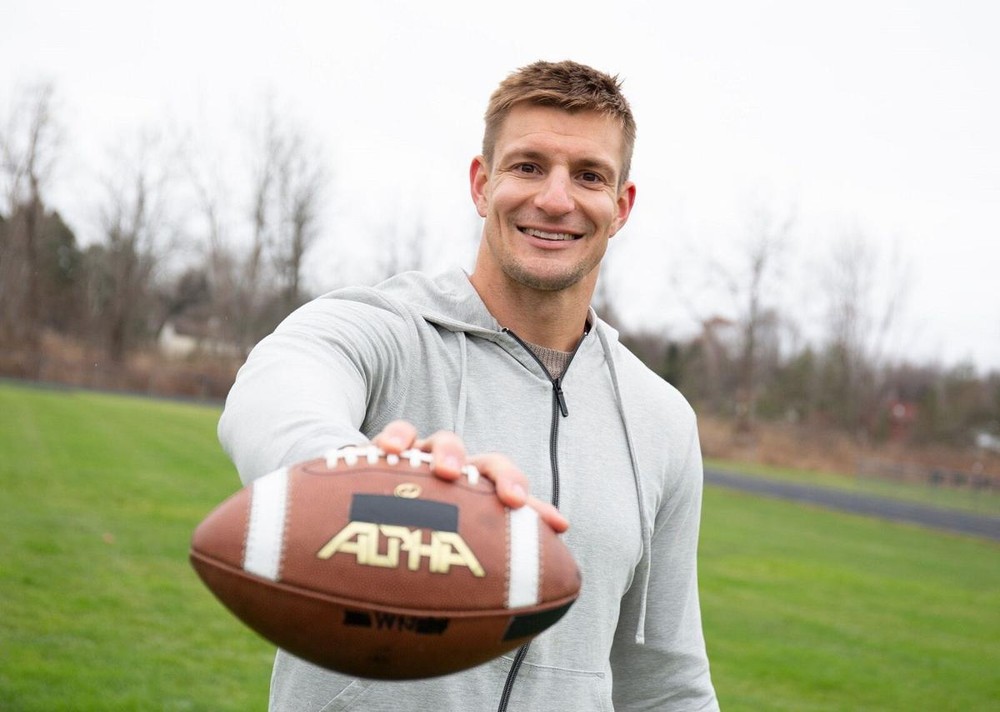 Rob Gronkowski, ngôi sao của đội bóng bầu dục New England Patriots, người đã tuyên bố giải nghệ ở tuổi 29, là một người tiết kiệm như thế dù hợp đồng 6 năm mà anh ký với đội bóng này có trị giá lên đến 54 triệu USD.