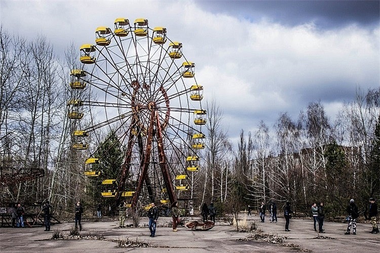 1.Pripyat, Ukraine. Pripyat từng là một thành phố của Ukraine với hơn 50.000 người sinh sống. Tuy nhiên, sau thảm họa hạt nhân Chernobyl xảy ra vào năm 1986, những người dân tại đây buộc phải di chuyển đi bởi những bức xạ từ vụ nổ gây ra. Cho đến thời điểm hiện tại, khung cảnh bỏ hoang của thành phố vẫn là một trong những điều khiến nhiều du khách phải e ngại.