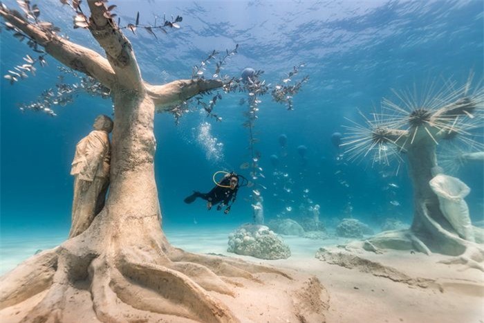 Bảo tàng điêu khắc dưới nước Ayia Napa (Museum of Underwater Sculpture Ayia Napa) ở Musan đã khai trương tại khu vực biển Ayia Napa của đảo Síp. Đây là phòng trưng bày dưới nước đầu tiên ở Địa Trung Hải và là dự án tiếp theo trong chuỗi công viên dưới nước khắp thế giới của nhà điêu khắc người Anh DeCaires Taylor. Công trình của ông nghiên cứu tác động của con người đối với thế giới tự nhiên, sự mất đa dạng sinh học và biến đổi khí hậu.