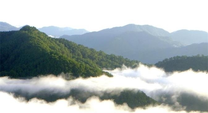 Làng Sagada hẻo lánh ẩn mình trong dãy núi Cordillera, miền bắc Luzon - hòn đảo rộng và đông dân nhất Philippines. Chuyến đi gian nan từ Manila đến Sagada mất khoảng 8 tiếng rưỡi và chỉ phù hợp cho những ai bạo dạn muốn chứng kiến phong tục cổ xưa lạ lùng của người dân trong làng.