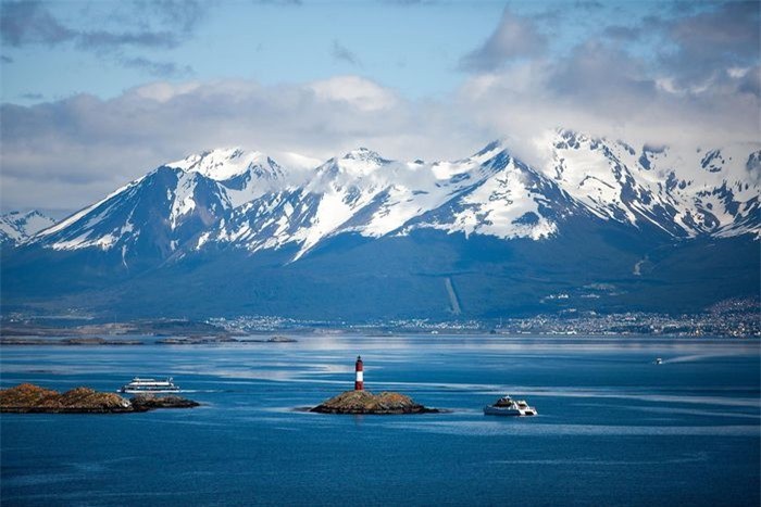 Tierra del Fuego là quần đảo nằm ở cực nam của Nam Mỹ, dọc theo eo biển Magellan. Quần đảo bao gồm đảo lớn Isla Grande de Tierra del Fuego cùng một số đảo nhỏ như Diego Ramirez và Cape Horn, với diện tích khoảng 74.000 km2. Hiện nay, Tierra del Fuego là vùng tranh chấp giữa Chile và Argentina nên du khách có thể trải nghiệm đi qua biên giới hai nước nhiều lần khi ghé thăm địa điểm tuyệt đẹp này. Ảnh: World Atlas.