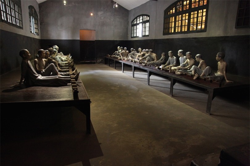 10. Hanoi Hilton: Nhà tù Hỏa Lò, được tù binh người Mỹ gọi là Hanoi Hilton, ban đầu được người Pháp xây dựng để giam giữ các tù nhân chính trị Việt Nam. Sau đó quân đội miền bắc Việt đã sử dụng nhà tù để giam giữ các tù nhân chiến tranh trong Chiến tranh Việt Nam. Các tù nhân bị giam giữ ở đó bị tra tấn, bỏ đói và thậm chí giết chết. Những nhân vật nổi tiếng như Thượng nghị sĩ John McCain, James Stockdale và Bud Day chỉ là một trong số rất nhiều tù nhân chiến tranh đã bị nhốt trong nhà tù này.