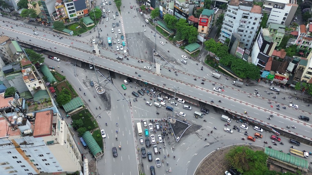 Mới đây, Sở GTVT Hà Nội đã có báo cáo gửi UBND thành phố Hà Nội đề xuất chủ trương đầu tư, báo cáo nghiên cứu tiền khả thi một số dự án giao thông quan trọng của thành phố. Trong đó, có dự án đường vành đai 2 đoạn Ngã Tư Sở - Cầu Giấy (đường Láng). Ngã Tư Sở là điểm đầu dự án Đường Vành đai 2 trên cao và điểm cuối tại nút giao Cầu Giấy.