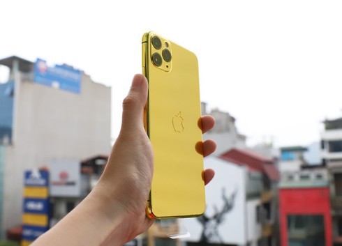 Cuối năm 2019, Apple đã ra mắt bộ sưu tập iPhone với những tính năng ưu việt khiến nhiều người "phát cuồng". Tuy nhiên, sở hữu chúng không hề dễ khi giá cao ngất ngưởng. Và chiếc iPhone 11 Pro Max được mạ vàng 24K lại càng đẳng cấp hơn.