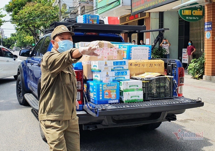 Sáng nay, tại chốt cách ly trước Bệnh viện C Đà Nẵng ở đầu đường Ngô Gia Tự, những lượt xe chở hàng ủng hộ y bác sĩ nối đuôi chạy tới.