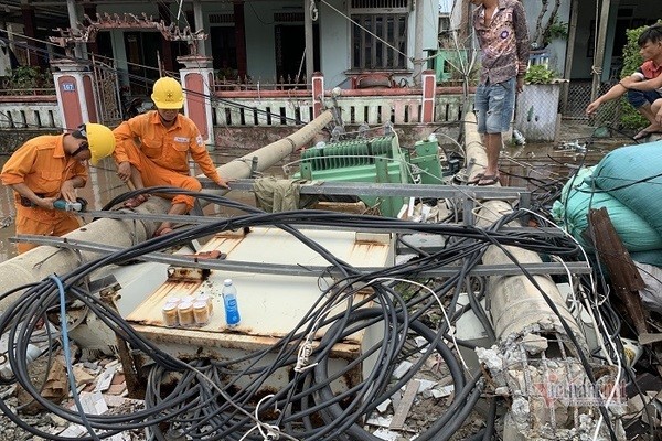 Điện lực TT-Huế nói cột điện gãy đổ là do gió khó lường gây quăng, quật