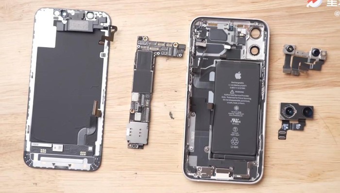 Một blogger người Trung Quốc đã mổ chiếc iPhone 12 mini vừa được mở bán chính thức. Có rất nhiều keo xung quanh khung máy nhằm mục đích chống nước nên phải cần có dụng cụ đầy đủ và chút tay nghề.