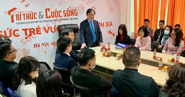 Chủ tịch Phan Xuân Dũng: “Chúc cán bộ nhân viên Báo Tri thức và Cuộc sống Sức khoẻ - Lao động miệt mài - Tạo nên thương hiệu”