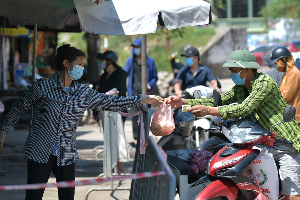 Những ngày gần đây, một số chợ ở quận Tây Hồ đã phát thẻ cho người dân đi chợ luân phiên.