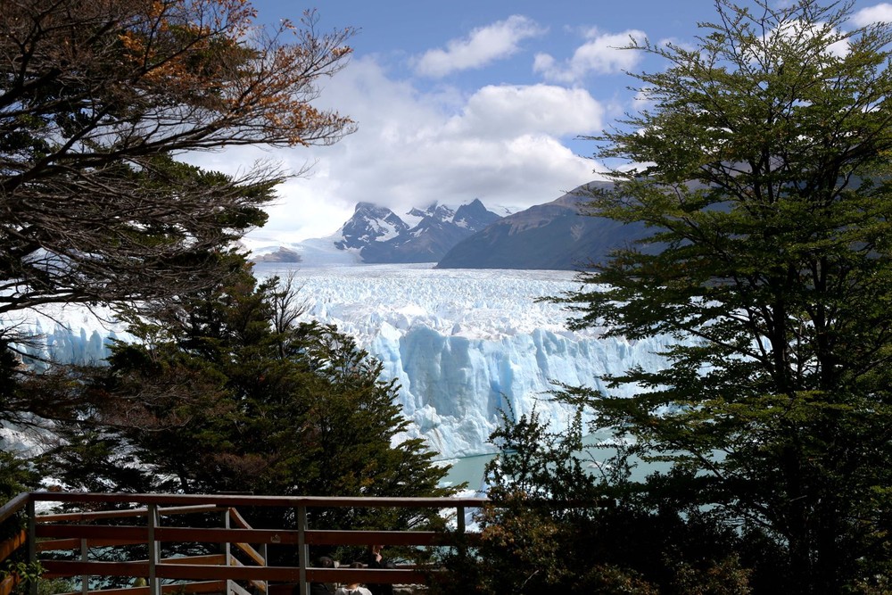 Các dải sông băng ở khu vực biên giới phía nam Argentina-Chile rộng tới 600.000 ha, trong đó riêng Argentina đã có hàng trăm sông băng lớn nhỏ khác nhau. Con sông băng nổi tiếng này được lấy tên là Perito Moreno nhằm vinh danh nhà khám phá khoa học, nhà địa lý học người Argentina Francisco Moreno (1852-1919).