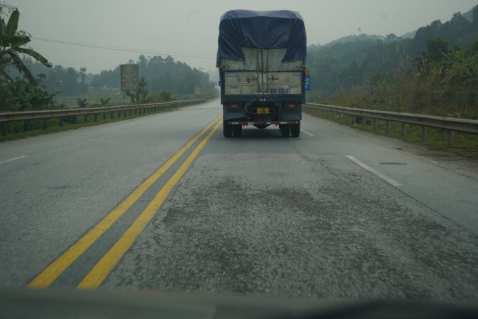 Mới đây, trên một số trang báo có phản ánh về tình trạng  cao tốc Nội Bài - Lào Cai xuống cấp khi xuất hiện nhiều ổ gà, đường lún thành sống trâu.