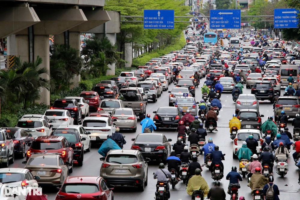 Trong buổi sáng 23/3, tại Ngã Tư Sở lúc 7h, giao thông ùn ứ tại đoạn cầu vượt do lối lên cầu bị thu hẹp kiểu thắt nút cổ chai.