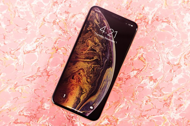 Apple thường giới thiệu  iPhone mới vào tháng 9 mỗi năm. 2019 có thể không ngoại lệ. 2 năm gần nhất, Apple đều ra mắt 3 mẫu iPhone mới. Người ta kỳ vọng điều tương tự diễn ra vào năm nay. Thay đổi lớn nhất có thể xuất hiện trên iPhone mới là hệ thống 3 camera phía sau. Còn khoảng 3 tháng trước khi các sản phẩm mới ra mắt. Dưới đây là những gì người ta đã biết về các sản phẩm này:   3 model, kích thước màn hình không đổi  Mặc dù tên gọi của sản phẩm vẫn là ẩn số, người ta tin rằng Apple sẽ ra mắt các phiên bản kế nhiệm của iPhone XS, XS Max và XR với kích thước màn hình giữ nguyên. Có một điểm gây nhiều tranh cãi hiện nay là model rẻ nhất trong bộ 3, chiếc XR 2019, sẽ sử dụng màn hình OLED hay LCD. Nhiều nguồn tin cho rằng Apple sẽ sử dụng màn hình OLED cho cả 3 sản phẩm nhưng nhà phân tích Ming-Chi Kuo lại khẳng định vẫn có một model dùng màn hình LCD.      