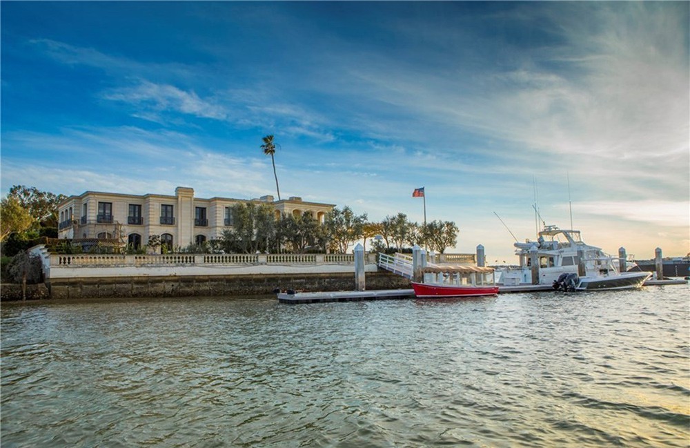  Biệt thự của tỷ phú Eric Tan mua là ngôi nhà lớn nhất và đắt giá nhất tại đảo Harbor, với diện tích lên đến hơn 1.300 m2. Ở hòn đảo này còn có một số biệt thự của các tỷ phú khác.