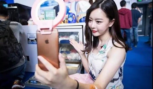 Ôm mộng giàu nhanh, giới trẻ đổ xô đến "làng livestream" 