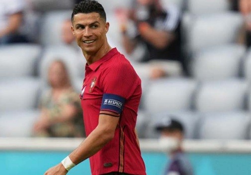 Chỉ cần 1 bài đăng trên Instagram, Ronaldo kiếm tới gần 40 tỷ đồng