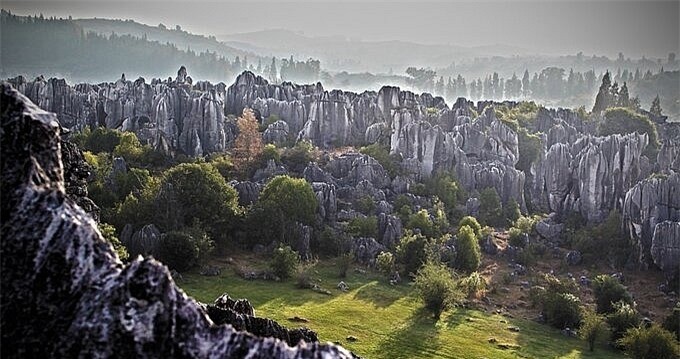  Rừng đá Shilin cách Côn Minh, thủ phủ tỉnh Vân Nam, khoảng 120 km. Ban đầu nó là đáy của một vùng biển lớn. Nước dần cạn đi, để lộ ra những núi đá vôi khổng lồ. Sự xói mòn của gió và nước tạo nên những hình thù ấn tượng cho các khối đá.