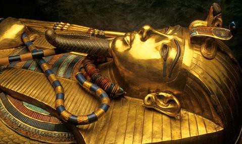 1. Mộ của vị vua nào chứa hơn 5.000 cổ vật quý giá? Tutankhamun, hay còn gọi là vua Tut, trở thành pharaoh năm 9 tuổi. Đến năm 1327 trước Công nguyên, tức 9 năm sau khi lên ngôi, ông đột ngột qua đời. Vua Tut được an táng tại thung lũng các vị vua, nằm ở bờ tây sông Nile. Đến ngày 4/11/1922, một nhóm nghiên cứu do nhà Ai Cập học người Anh Howard Carter đứng đầu đã khai quật lăng mộ của vua Tut. Kết quả, nhóm nghiên cứu phát hiện hơn 5.000 vật phẩm đặt bên trong nơi an nghỉ của vị vua trẻ.