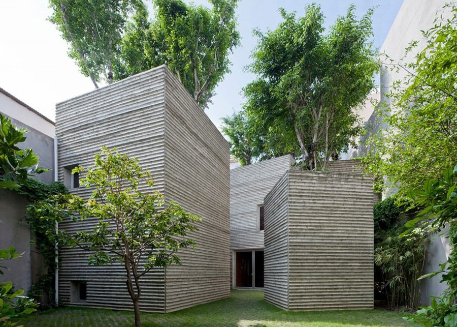 1. Nhà cây “House for Trees” tại TP.HCM: Với mong muốn mang đến càng nhiều không gian xanh cho thành phố đông đúc như TP.HCM,  ngôi nhà này được xây dựng từ 5 khối bê tông. Các khối bê tông này như những chậu cây khổng lồ, trên mái được trồng những cây đa. Những mái nhà phủ cây xanh sẽ giúp giữ nước mưa và hạn chế tình trạng ngập nước trong mùa mưa.