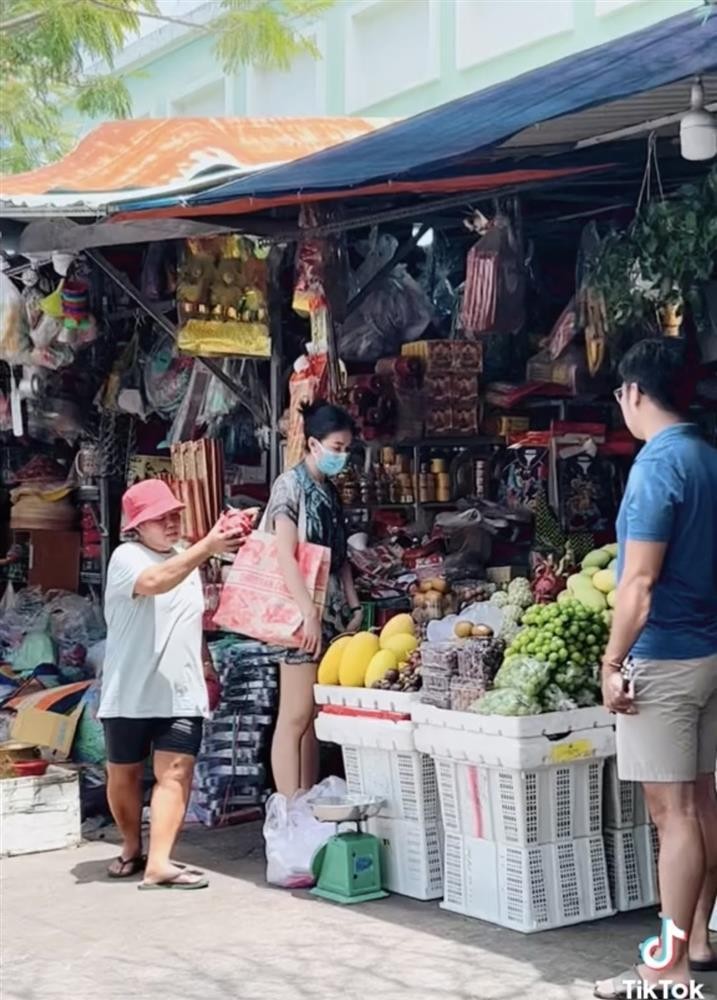 Hoa hậu Phương Khánh mặc đồ bộ như 'mẹ bỉm'